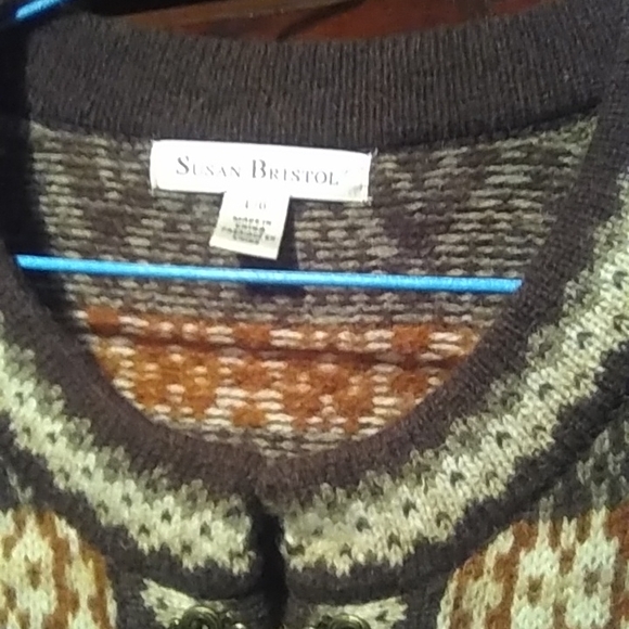 SUSAN BRISTOL LONG SLEEVE CARDIGAN WITH 5 BUTTON CLASPS - Picture 3 of 5